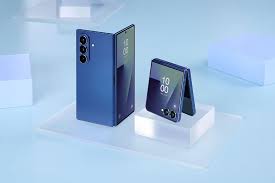 Samsung baru saja meluncurkan dua ponsel lipat terbarunya dengan desain yang lebih tipis dan elegan, memberikan inovasi terkini dalam dunia smartphone fleksibel. Kedua model ini dirancang untuk memenuhi kebutuhan pengguna yang menginginkan perangkat dengan performa tinggi sekaligus gaya yang modern dan praktis.