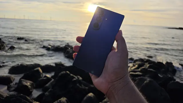 Memotret sunset dengan hasil estetik dan memukau merupakan keinginan banyak orang saat menikmati keindahan langit saat matahari terbenam. Dengan teknologi kamera canggih yang dimiliki Samsung Galaxy Z Fold7, kamu dapat menghasilkan foto sunset yang menakjubkan dan artistik.
